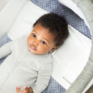 Silky Bassinet sleeve for baby curls